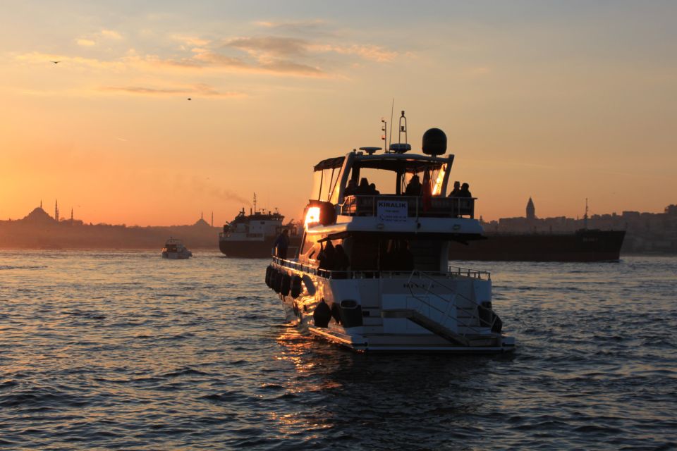 Istanbul Bosphorus : Bosphorus Sunset Cruise on Yacht with Live Guide with Meeting Point